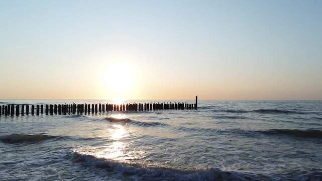Die niederl&auml;ndische Nordseek&uuml;ste in Walcheren Zeeland bei tiefer Abendsonne.