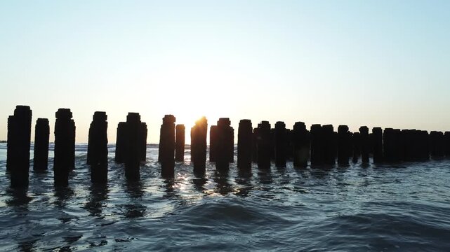 Die niederl&auml;ndische Nordseek&uuml;ste in Walcheren Zeeland bei tiefer Abendsonne.
