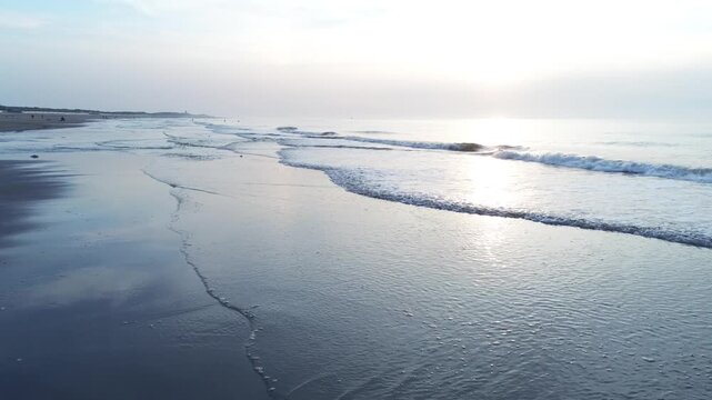 Drohnenflug &uuml;ber niedrige Wellen der Nordsee in Zeeland Niederland in der Abendsonne