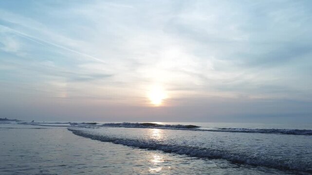 Seichte Wellen im Abendlicht an der Nordsee
