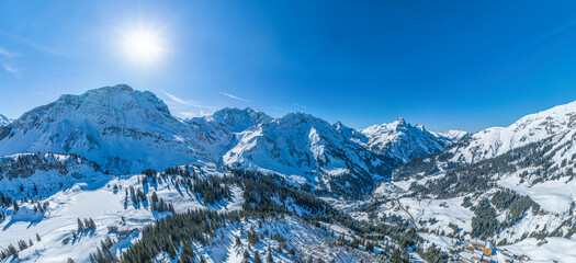 Herrliche Verhältnisse für Wintersport in der Arlberg-Region am Hochtannbergpaß bei Schröcken