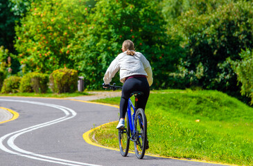 Obraz premium Cyclist ride on the bike path in the city Park 