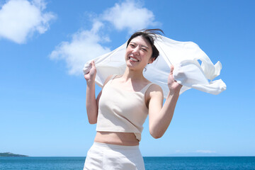 海辺で爽やかに微笑む女性のポートレート