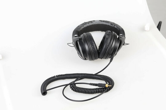 The headphones in the recording studio are broken.