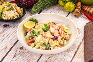 Salad with prawn and vegetables
