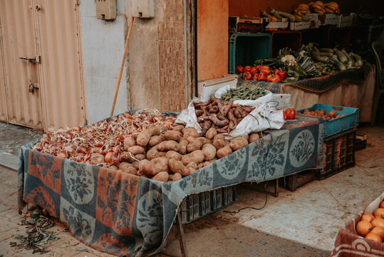 Un marchand de fruits et l&eacute;gumes dans un souk au Maroc