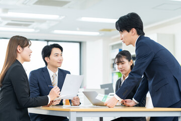会議をする若いビジネスマン