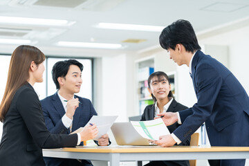 会議をする若いビジネスマン