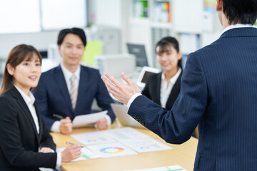 オフィスで会議をする若いビジネスマン