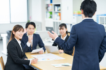 オフィスで会議をする若いビジネスマン