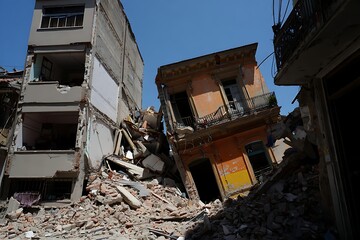 Fototapeta premium Damaged building after earthquake