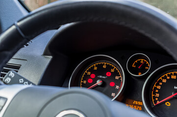 Tachoanzeige im PKW mit Kontrollinstrument