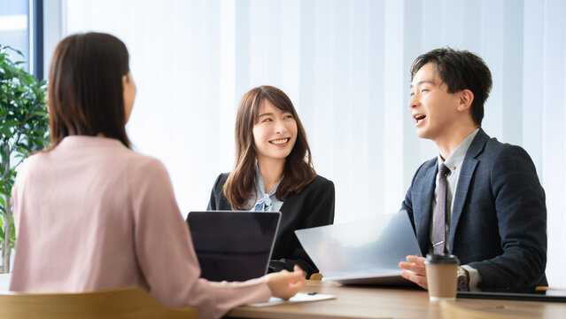 打ち合わせをする男女3人のビジネスマン - Powered by Adobe