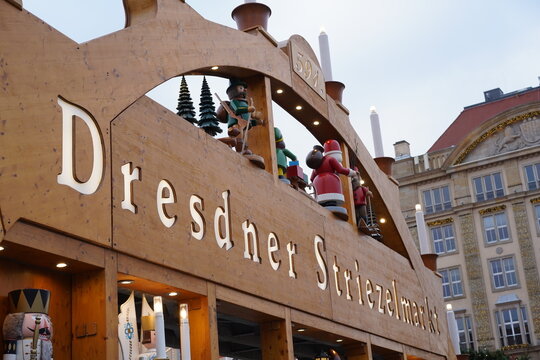 Detailaufnahme des Schwibbogens des Dresdner Striezelmarkts, Dresden, 27.11.2025