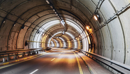 Obraz premium Perspective View Inside a Modern Highway Vehicle Tunnel with Warm Interior Lighting