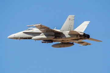Avión militar despegando. Caza de combate.