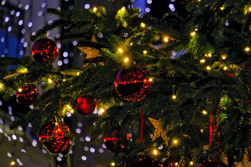 Christbaumkugeln im Baum