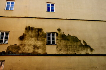 Fa&ccedil;ade abim&eacute;e par l'humidit&eacute;. Mur de fa&ccedil;ade noirci par la moisissure.