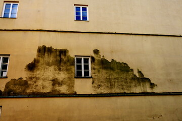 Fa&ccedil;ade abim&eacute;e par l'humidit&eacute;. Mur de fa&ccedil;ade noirci par la moisissure.