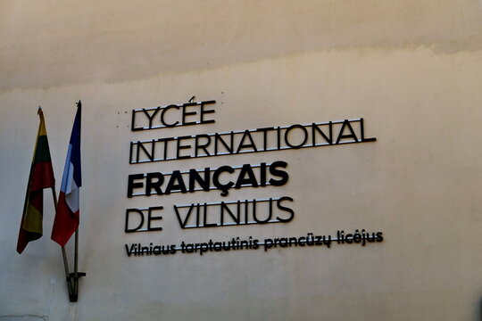 Lyc&eacute;e International Fran&ccedil;ais de Vilnius (LIFV - Vilnius International French Lyceum). Fa&ccedil;ade avec drapeaux fran&ccedil;ais et lituanien. Vilnius, Lituanie. Aout 2025.