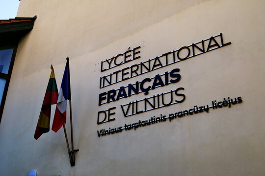 Lyc&eacute;e International Fran&ccedil;ais de Vilnius (LIFV - Vilnius International French Lyceum). Fa&ccedil;ade avec drapeaux fran&ccedil;ais et lituanien. Vilnius, Lituanie. Aout 2025.
