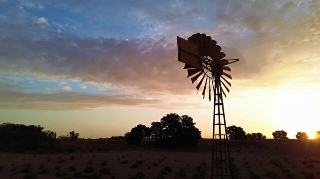MOLINETE SACANDO AGUA DE POZO PARA REGAR TIERRAS DE CULTIVO