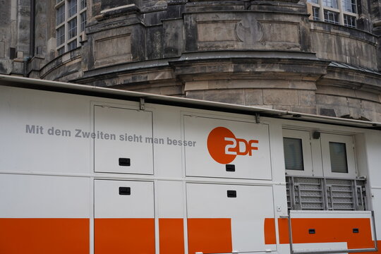 Station des ZDF w&auml;hrend der Weihnachtszeit vor der Fauenkirche in Dresden am 27.11.2025
