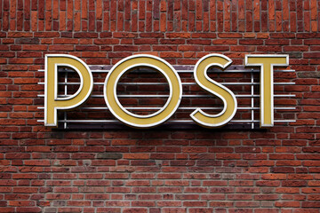 post leuchtschrift an ziegelwand