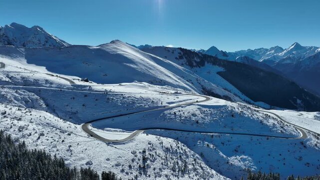 Paysages enneig&eacute;s sur le site d'Hautacam, Hautes-Pyr&eacute;n&eacute;es vu par un drone