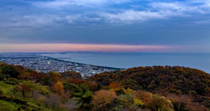紅葉の湘南平から見た江ノ島方面の風景_(4K_DCI_24P)上移動