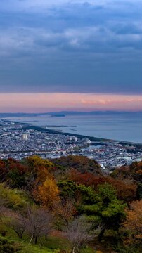 紅葉の湘南平から見た江ノ島方面の風景_縦型_横移動