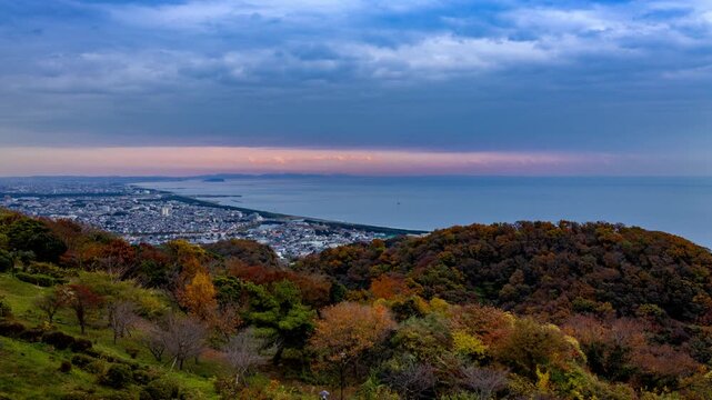 紅葉の湘南平から見た江ノ島方面の風景_固定