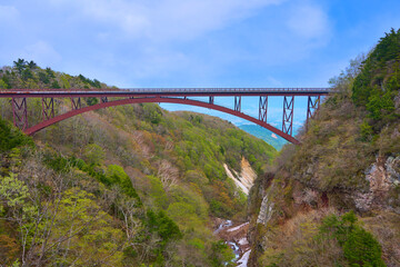 春の福島県福島市のつばくろ谷に架かる不動沢橋,福島市街方面