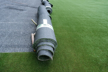 Konzept Sanierung Kunstrasen: Blick auf einen Fußballplatz mit Kunstrasen dessen Untergrund und...