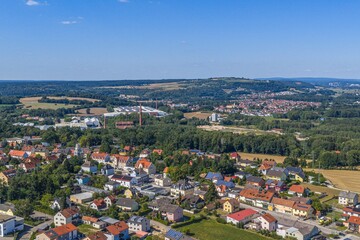 Obraz premium Die Stadt Maxhütte-Haidhof in der mittleren Oberpfalz im Kreis Schwandorf von oben