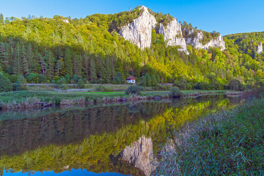 Abendstimmung im Naturpark Obere Donau bei Beuron, oberes Donautal, Landkreis Sigmaringen, Baden-W&uuml;rttemberg, Deutschland
