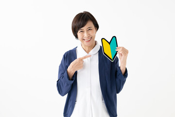 初心者マークを持つ女性