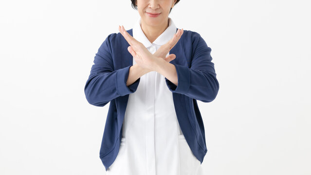 NGサインをする女性