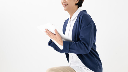 問診をする白衣の女性