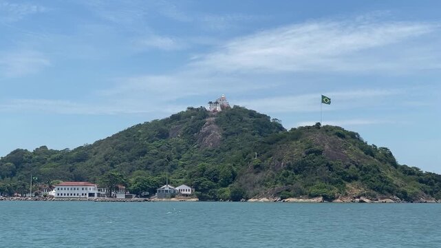 Barco passa pelo Convento da Penha na Ba&iacute;a de Vit&oacute;ria, Esp&iacute;rito Santo, Brasil.