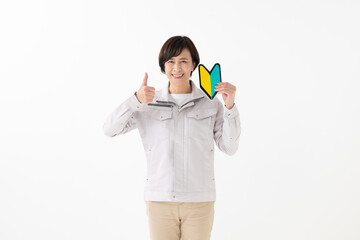 初心者マークを持つ女性