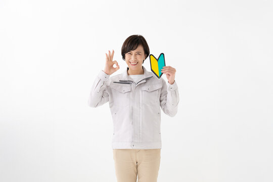 初心者マークを持つ女性
