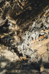 Formations rocheuses spectaculaires sur sentier de montagne dans le Vercors, géologie alpine
