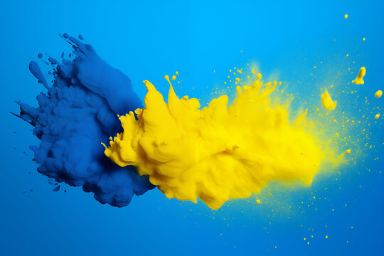 Explosion de poudre color&eacute;e jaune et bleue en plein impact sur fond bleu uni avec espace n&eacute;gatif copyspace pour visuel dynamique et cr&eacute;atif