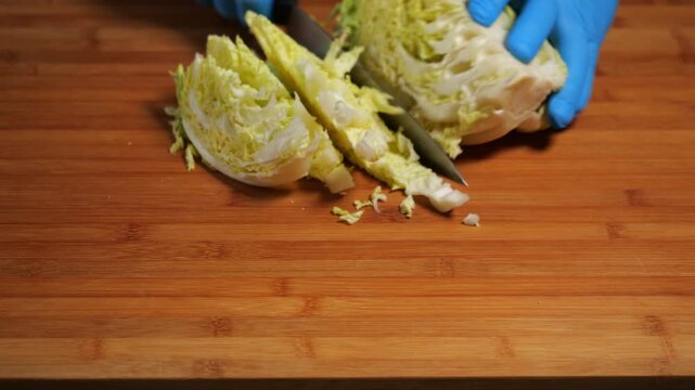 Il cuoco taglia la verza, sul tagliere