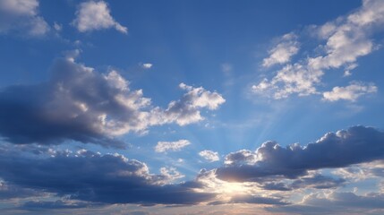 Obraz premium Overcast Evening Sky with Light Rays and Interesting Cloud Formations at Dusk