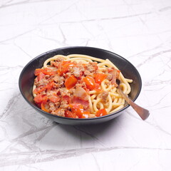 Pasta, bucatini salsiccia e pomodorini