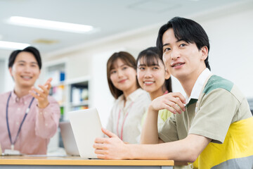 オフィスで会議をする若いエンジニア