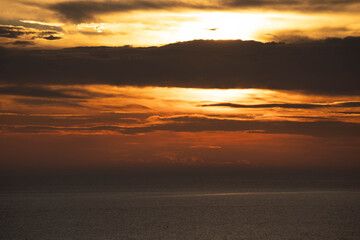 햇살에 붉게 물든 아름다운 하늘 