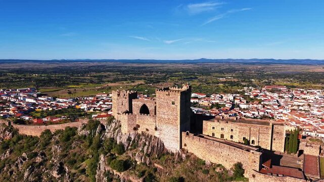 Alburquerque al completo sobrevolando el Castillo de Luna